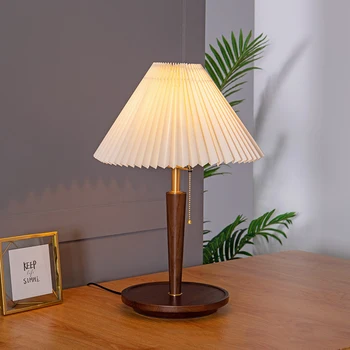 Ретро Ореховая плиссированная настольная лампа Прикроватная лампа для спальни Креативный диван для гостиной скандинавского дизайнера в спальне